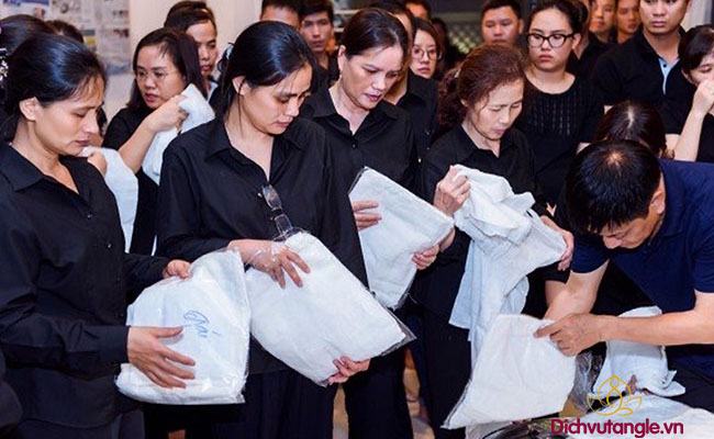 Khăn tang - trang phục tang lễ cho gia quyến? Giải đáp 2021 3 Gia đình phát khăn tang sau khi làm lễ