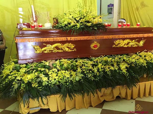 Vòng hoa viếng - ý nghĩa tâm linh trong các lễ viếng đám ma 2021 4 Lựa chọn hoa tang lễ