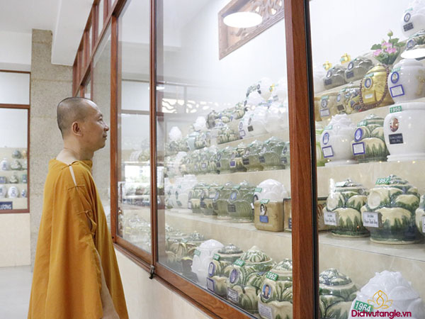 Hũ cốt và những điều cần biết? Giải đáp tâm linh 2021 1 Người mất đựng tro cốt vào bình sứ, đá