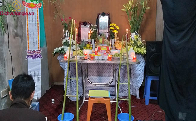 Trang trí bàn thờ đám tang là gì? 2 lưu ý bạn cần tránh 4 Bàn thờ đám tang vô cùng trang trọng